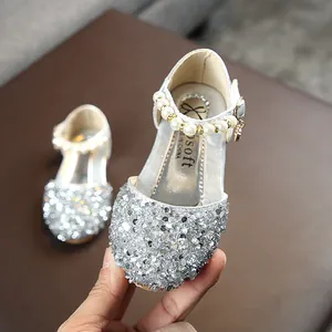 Silber glitzernde Prinzessinnenschuhe für Mädchen mit eleganter Perlenverzierung