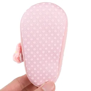 Vista dettagliata della suola morbida antiscivolo rosa per scarpe da neonata bimba