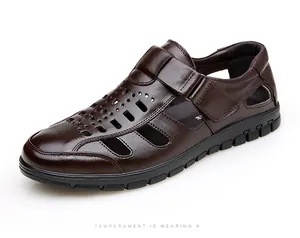 Λεπτομέρεια καφέ δερμάτινης υφής και διάτρητου σχεδίου σε ανδρικό καλοκαιρινό σανδάλι