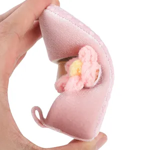 Dettaglio ravvicinato della flessibilità delle scarpe da principessa per neonati rosa morbide