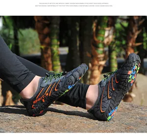 Primo piano di scarpe da wading nere a cinque dita con accenti arancioni all'aperto