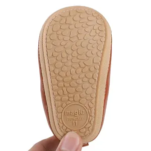 Vue détaillée de la semelle en caoutchouc antidérapante pour chaussures de bébé fille