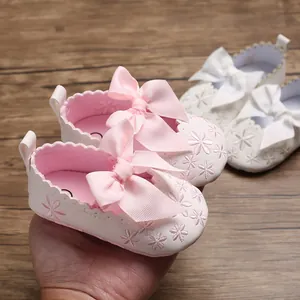 Detailansicht rosa bestickte Baby-Prinzessin-Schuhe mit Schleife