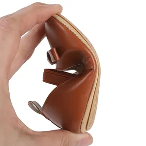 Gros plan montrant la flexibilité d'une chaussure de marche pour bébé marron souple