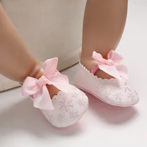 Vue détaillée de chaussures de princesse rose pour bébé avec broderie florale