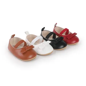 Set mit vier bunten Lauflernschuhen für Babys mit Schleifen-Details auf weißem Grund