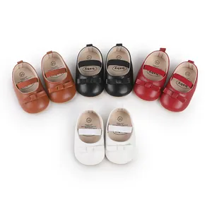 Detaillierte Sammlung von Babyschuhen in Braun Schwarz Rot und Weiß mit Schleifendetails