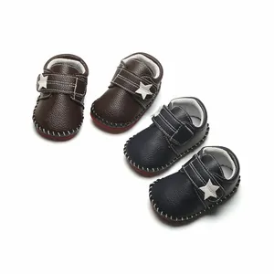 Aperçu des chaussures de marche pour bébé en similicuir marron et marine avec étoiles.