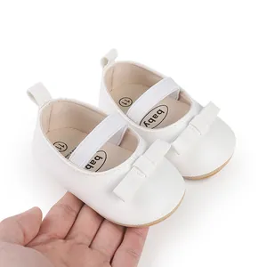 Vue détaillée de chaussures de marche blanches pour bébé fille avec un nœud et un élastique
