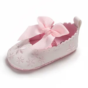 Nahaufnahme eines rosa Baby-Prinzessin-Schuhs mit Stickerei und Schleifendetail