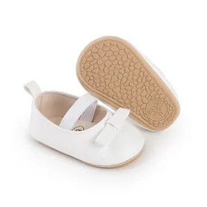 Detailansicht der weißen Baby-Lauflernschuhe mit Schleife und rutschfester Weichsohle