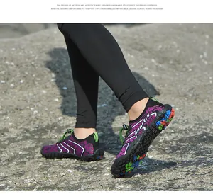Scarpe da scoglio viola con suola in gomma antiscivolo per escursioni all'aperto