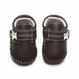 Vue de dessus de chaussures de marche pour bébé en cuir grainé marron avec étoiles