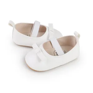 Detailansicht der weißen Baby-Mädchen-Lauflernschuhe mit Schleife und Gummiband