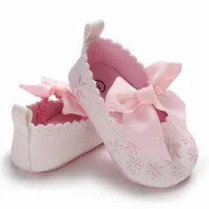 Detailansicht rosa Baby-Prinzessin-Schuhe mit eleganter Bandschleife und Blumenstickerei.