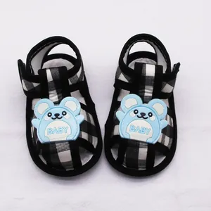 Sandalias de verano para bebé con suela blanda, cuadros negros y ratón azul