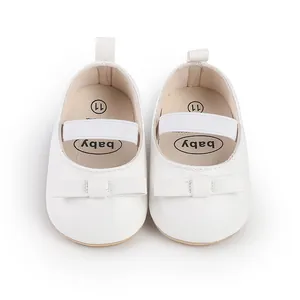 Draufsicht auf weiße Babyschuhe für Mädchen mit eleganten Schleifen und Gummibändern