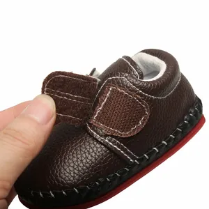 Détail d'une chaussure de marche marron pour bébé avec sangle Velcro réglable