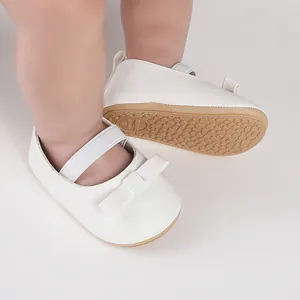Weiße Baby-Lauflernschuhe für Mädchen mit Schleife und rutschfester Gummisohle Detail