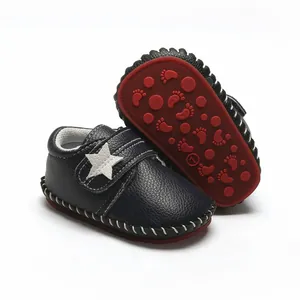 Gros plan de chaussures de marche pour bébé bleu marine avec semelle en caoutchouc