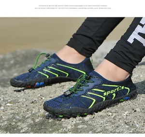 Dettaglio scarpe da scoglio antiscivolo blu navy per snorkeling e sport all'aperto