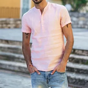 Photo de style de vie d'un homme portant une chemise décontractée en lin rose à col mao