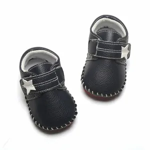 Gros plan de chaussures bébé bleu marine avec étoile et coutures blanches