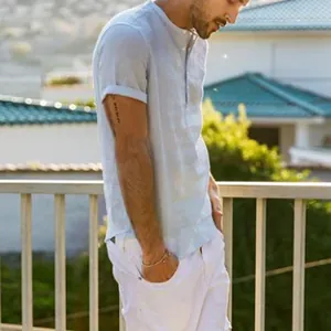 Vue détaillée d'une chemise en lin bleu clair pour homme avec col officier chic