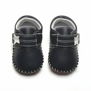Vue de dessus de chaussures de marche pour bébé bleu marine avec étoile et semelle souple