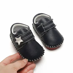 Vue rapprochée de chaussures de marche bleu marine montrant la texture du cuir et l'étoile