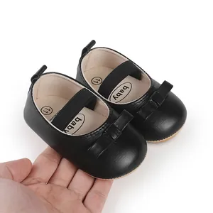 Vue détaillée de chaussures de marche Mary Jane noires pour bébé fille avec un nœud décoratif