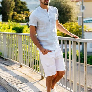 Chemise décontractée en lin bleu clair pour homme avec col officier et manches courtes.