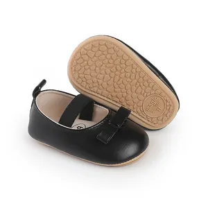 Detailansicht schwarzer Baby-Lauflernschuhe mit Schleife und rutschfester Gummisohle