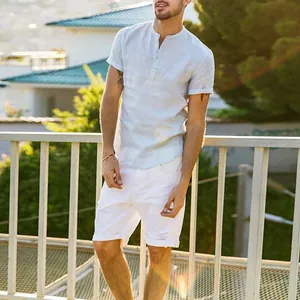 Vue détaillée d'une chemise décontractée en lin bleu clair à col mao pour hommes d'été