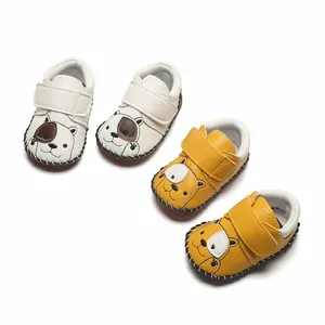 Chaussures de marche souples blanc et jaune avec motifs de chien pour bébés de 1 an