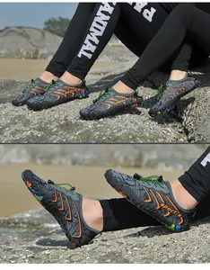 Primo piano di scarpe da scoglio grigie e arancioni resistenti per trekking su spiagge rocciose