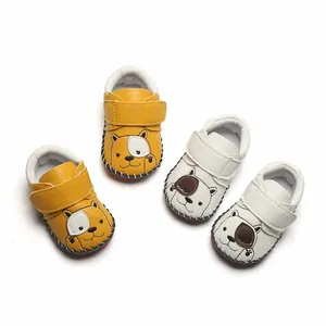 Gros plan de chaussures bébé à semelle en caoutchouc souple avec broderie chien