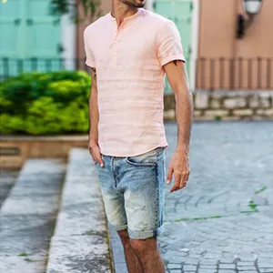 Chemise décontractée rose à manches courtes en lin pour homme avec un col officier.