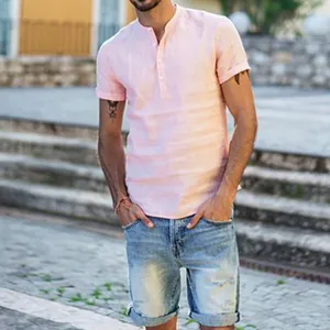 Chemise homme rose à col montant et manches courtes, coupe décontractée élégante.
