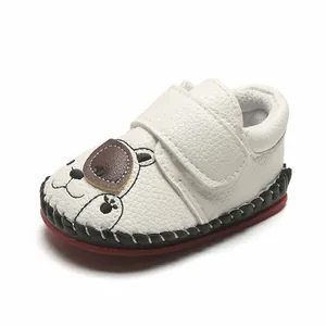 Vue détaillée de chaussures de marche blanches pour bébé avec broderie ours mignonne