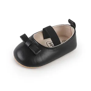 Detailansicht von schwarzen Lauflernschuhen für Babymädchen aus Kunstleder mit Schleife