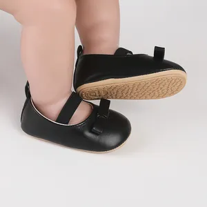 Vue détaillée de chaussures de marche noires pour bébé fille avec nœud et semelle antidérapante