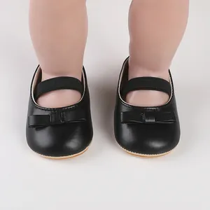 Detailaufnahme von schwarzen Lauflernschuhen für Mädchen mit Schleife und weicher Sohle