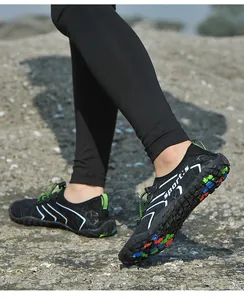Dettaglio di scarpe da scoglio antiscivolo ad asciugatura rapida per mare e trekking.