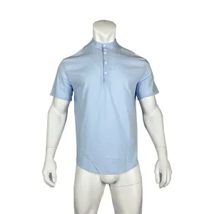 Détail rapproché de cette chemise bleu clair à col montant présentée sur un mannequin blanc