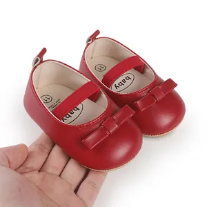 Vue détaillée des chaussures Mary Jane rouges pour bébé avec nœud et sangle élastique