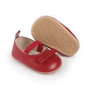 Detailansicht der roten Lauflernschuhe für Babys mit Schleife und rutschfester Sohle