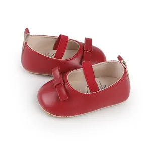 Detaillierte Nahaufnahme roter Baby-Lauflernschuhe mit elegantem Schleifendekor