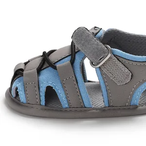 Dettaglio sandalo primi passi per neonati in grigio e blu con velcro