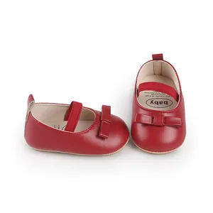Vue détaillée des chaussures de marche rouges pour bébé avec nœud et sangle élastique